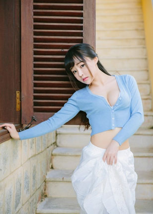 找美女专业化妆,男扮女装在公园漫步