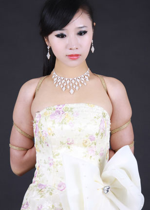 我成了老婆的反串新娘-给老公穿婚纱的游戏