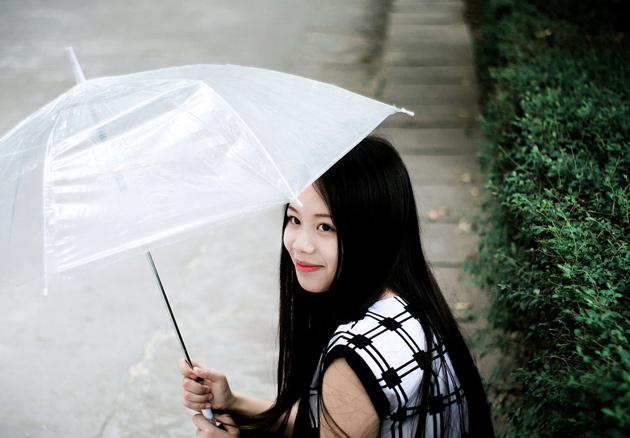 变装雨中游,男扮女装享受雨中的快乐